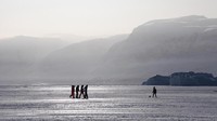Bila ingin merasakan berlarian bermain di lapangan beku, datang saja ke  Desa Uumannaq, Greenland yang pulaunya dekat dengan Kutub Utara. Bila musim dingin datang, jalan-jalan akan ditutupi salju, bahkan laut juga membeku (Andrew Evans/BBC Travel)