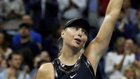 Sharapova melambaikan tangan ke tribun penonton. REUTERS/Shannon Stapleton.