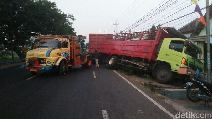 Hindari Bus, Truk Tronton Tabrak Pagar Dua Rumah Warga