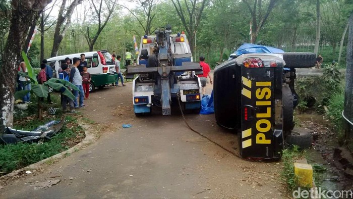 Mobil Polisi Terjungkal dan Tabrak Angkot di Sukabumi