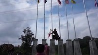 Ini cuplikan saat Hikmat membetulkan bendera terbalik. Terima kasih, Pak Hikmat! (Foto: Screenshot Video)