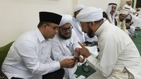 Seusai majelis selawat, Anies diajak Sayyid Ahmad ke ruangannya. Anies menceritakan ruangan itu mencerminkan pribadi ulama yang sesungguhnya. Anies pun mendapat hadiah dari Sayyid Ahmad. Foto: dok. pribadi