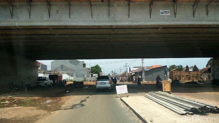 Warga Pekalongan Mengeluh Muatan Material Berserakan di Jalan