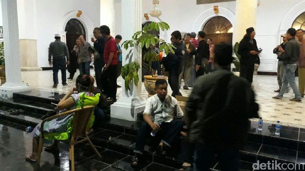 Warga berkumpul di rumah dinas Wali Kota Tegal.
