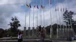Begini Aksi Pak Guru Panjat Tiang untuk Betulkan Bendera RI Terbalik