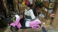 Sedangkan untuk ukuran orang dewasa, modifikasi dilakukan dengan patokan ukuran panjang pendeknya kaki si pengendara.