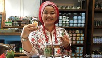 Helianti Hilman, lewat perusahaan yang dirintisnya sejak 8 tahun lalu, PT Kampung Kearifan Indonesia atau yang lebih dikenal dengan Javara, mengubah stigma pangan dari pedesaan menjadi komoditas bernilai di tinggi saat diekspor.