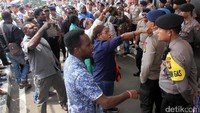 Sempat terjadi ketegangan antara pendemo dan polisi, Selasa (29/8).