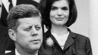 Meski Presiden Amerika Serikat ke-35, John F. Kennedy menderita banyak penyakit dan kondisi kronis, termasuk asma, ia selalu tampil prima dan senang berolahraga bersama keluarganya. Foto: Kennedy Library Archives/Newsmakers/Getty Images