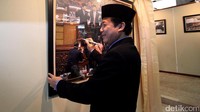 Tak hanya Setnov, Taufik Kurniawan juga terlihat menandatangani hasil foto yang dipamerkan.
