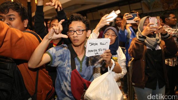 Promo ke 5 Kota, Bintang 'Warkop DKI Reborn' Sempat Rasakan Delay di Udara