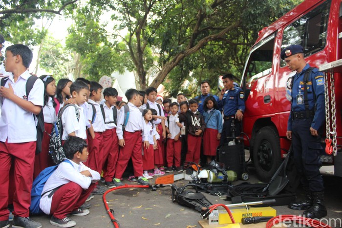 Petugas Damkar Garut Ajak Bocah SD Cegah Kebakaran