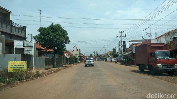 Jalan licin akibat tumpahan material proyek tol di Pekalongan
