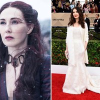 Penyihir berambut merah Melisandre nyatanya memiliki rambut coklat bergelombang sebahu yang sering ia tata natural. Di karpet merah pun, wanita dengan nama asli Carice Van Houten ini selalu tampil manis dan stylish.