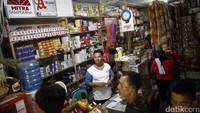 Salah seorang pedagang yang merupakan asli suku Dayak itu pun tak menutup informasi kepada kami. Ia mengaku terpaksa menjual barang-barang asal Malaysia karena mahalnya harga komoditi dalam negeri.