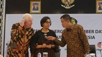 Menteri Keuangan, Sri Mulyani dan CEO Freeport-McMoRan Copper & Gold Inc., Richard Adkerson bersama Menteri ESDM Ignasius Jonan memaparkan kesepakatan antara Freeport dengan RI.