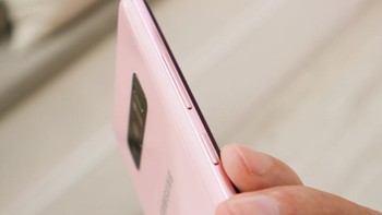 Bagian kanan bodi terdapat tombol volume dan Bixby. Foto: Eprice