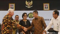 Dalam konferensi pers itu juga turut dihadiri Menteri Keuangan, Sri Mulyani dan CEO Freeport-McMoRan Copper & Gold Inc., Richard Adkerson.