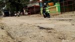 Foto: Parah! Hampir 2 Tahun Jalan Letda Natsir Rusak Parah