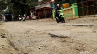 Bahkan, hampir disepanjang jalan sudah rata dengan tanah tanpa lapisan aspal.