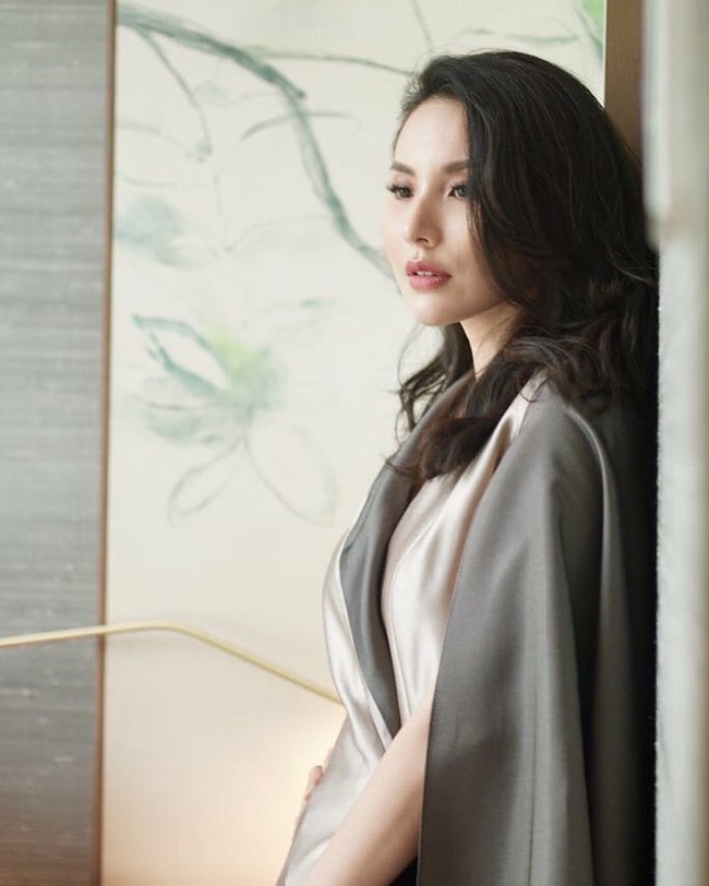 Kecintaan Fifi di dunia fashion membawanya jadi seorang penulis. Buku pertamanya, Little Pink Book: Jakarta Style & Shopping Guide didedikasikan kepada wanita agar mendapat pengetahuan fashion lebih dulu sebelum menghambur-hamburkan uang untuk belanja. Foto: Instagram