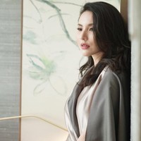 Kecintaan Fifi di dunia fashion membawanya jadi seorang penulis. Buku pertamanya, Little Pink Book: Jakarta Style & Shopping Guide didedikasikan kepada wanita agar mendapat pengetahuan fashion lebih dulu sebelum menghambur-hamburkan uang untuk belanja. Foto: Instagram