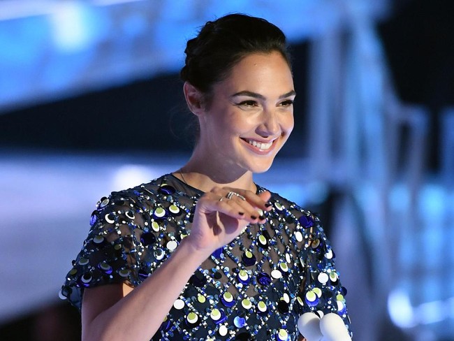 Sementara rambutnya disanggul dengan aksen untir di bagian belakang. Foto: Getty Images