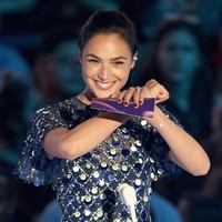 Wajah Gal Gadot pun tampak cantik dengan makeup bernuansa nude. Foto: Getty Images