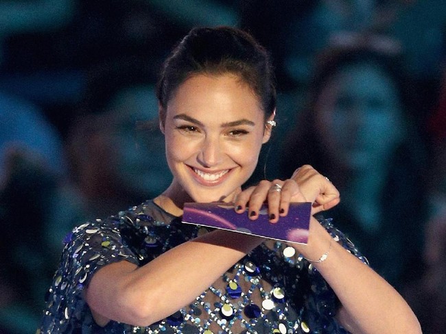 Wajah Gal Gadot pun tampak cantik dengan makeup bernuansa nude. Foto: Getty Images