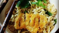 Mie instan rasa kaldu ayam atau kari ayam, ditambah sawi dan sedikit topping chicken katsu. Racikan @reyprodjomiseno ini tampak seperti sajian kafe ya?Foto: Istimewa