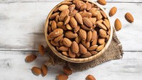 Kacang almond bisa dinikmati utuh dengan dipanggang atau dicincang dijadikan campuran smoothie atau kue. Kacang ini kaya vitamin E yang membuat kulit tetap elastis dan mulus.
