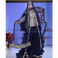 Dewi Sandra menjadi salah satu penyanyi yang pernah membawakan rancangan Anniesa Hasibuan di awal kariernya sebagai desainer. Seperti di foto ini Dewi Sandra merepresentasikan rancangan desainer yang tersandung kasus penipuan bos First Travel itu dalam busana bernuansa glamour. Foto: Dok. Instagram