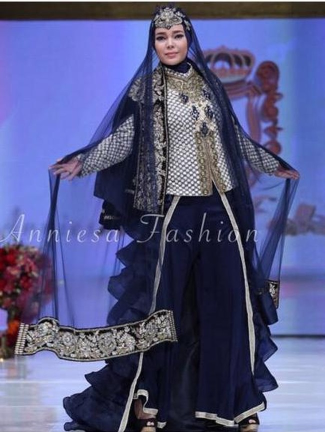 Dewi Sandra menjadi salah satu penyanyi yang pernah membawakan rancangan Anniesa Hasibuan di awal kariernya sebagai desainer. Seperti di foto ini Dewi Sandra merepresentasikan rancangan desainer yang tersandung kasus penipuan bos First Travel itu dalam busana bernuansa glamour. Foto: Dok. Instagram