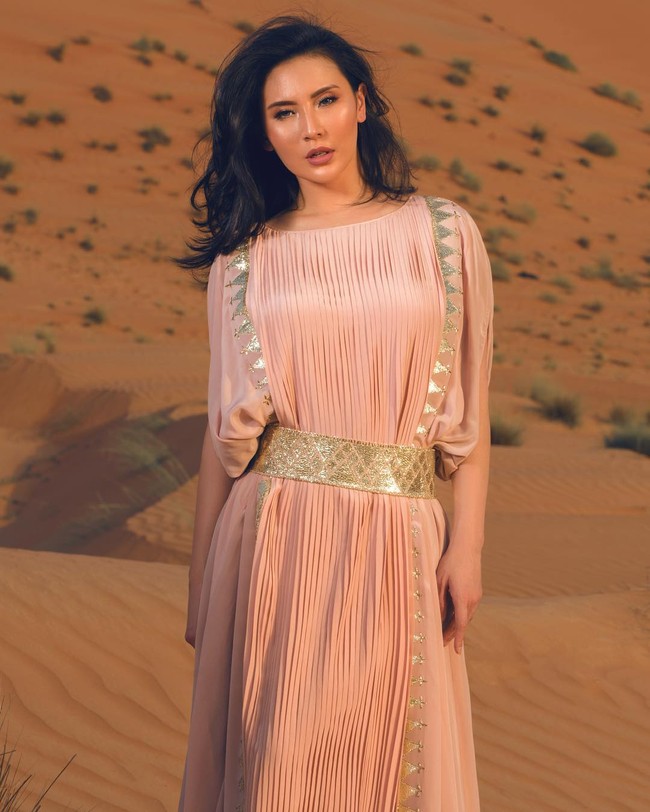 Wanita yang akrab disapa Fifi ini juga sangat menyukai dunia fashion. Setelah mendapat pengalaman kerja di majalah, ia membuka butik yang diberi nama Ivy Beautique. Foto: Instagram