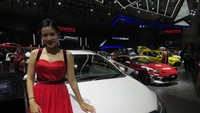 Toyota Pretty Eva Juliani rupanya lebih suka jadi penumpang. Jadi lebih nyaman naik mobil kecil seperti Toyota Yaris, ucap salah satu Toyota Pretty ini saat berbincang dengan detikOto. Foto: Ruly Kurniawan