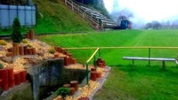 Di tahun 1933, klub sepakbola TJ Tatran Cierny Balog mendirikan stadion yang mana bagian pinggiran lapangannya tetap masih terdapat lintasan rel kereta api tersebut. Jadilah kini, kereta api wisata itu akan masuk ke stadionnya dan melintasi pinggiran lapangannya (TJ Tatran Cierny Balog/Facebook)
