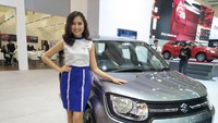 Suzuki Girl, Cindy Clarissa mengaku sangat menyukai mobil yang feminin dan minimalis, khususnya mobil berwarna kuning. Nggak terlalu feminin gitu tapi ngejreng. Suka deh, papar salah satu bidadari Suzuki ini. Foto: Ruly Kurniawan