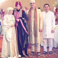 Selebriti lainnya yang juga pernah memeragakan karya Anniesa Hasibuan adalah Ineke Koesherawati. Foto: Dok. Instagram