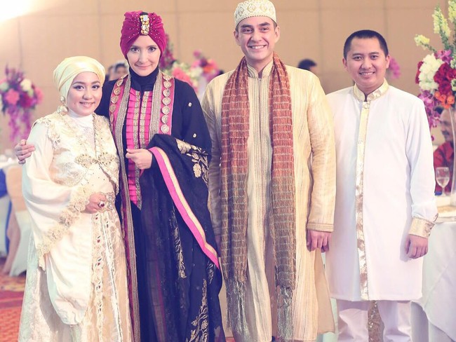 Selebriti lainnya yang juga pernah memeragakan karya Anniesa Hasibuan adalah Ineke Koesherawati. Foto: Dok. Instagram