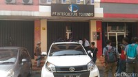 Ada lima petugas dari Direktorat Subdit Tindak Pidana Umum Bareskrim. Pada sekitar pukul 14.25 WIB, Rabu (30/8/2017), polisi mengecek setiap lantai dan memeriksa sejumlah berkas yang ditemukan di lokasi. (Foto: Samsdhuha Wildansyah/detikcom)
