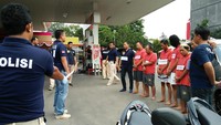 Para pelaku awalnya berkumpul di SPBU di Jalan Lengkong Raya, Tangsel, Rabu (30/8/2017) untuk berkoordinasi. Mereka berencana menyerang posko suatu ormas untuk balas dendam. Foto: Bil Wahid/detikcom