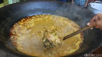 Butuh waktu sekitar dua jam sehingga sie kameng (kari kambing) dapat disantap. Waaaah, pantas saja dagingnya empuk ketika dimakan! (Foto: Agus Setyadi)