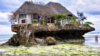 The Rock di Tanzania berdiri di atas sebuah batu besar. Hidangannya istimewa yaitu seafood segar dari Samudera Hindia. Kalau air sedang surut, ke sini bisa jalan kaki. Tapi kalau sedang pasang, Anda perlu sedikit mengarungi lautan. Foto: Istimewa