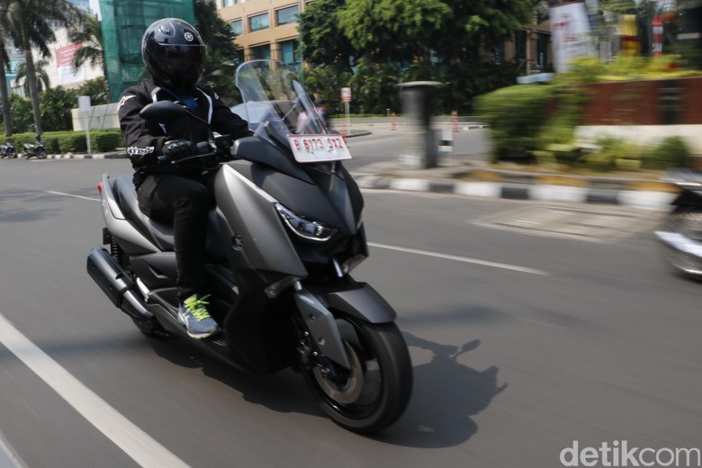 Menguji Yamaha XMAX, Skuter Bongsor Bermesin 250 cc