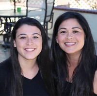 Kedua ibu dan anak ini sangat mirip ya. Foto kanan adalah sang ibu dan kiri anaknya. Selain memiliki wajah yang mirip, keduanya pun berambut panjang sehingga semakin membuat mereka terlihat mirip.