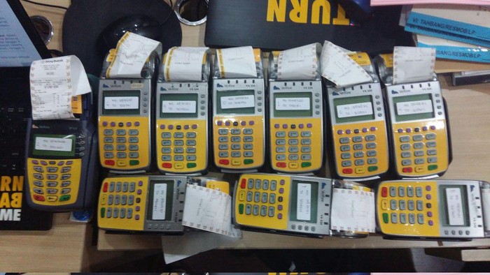 Polisi menangkap seorang marketing di PT Maybank Indonesia berinisial SN (37) atas dugaan penipuan dan penggelapan mesin electronic data capture (EDC). Pelaku juga memalsukan surat untuk melancarkan aksinya tersebut.