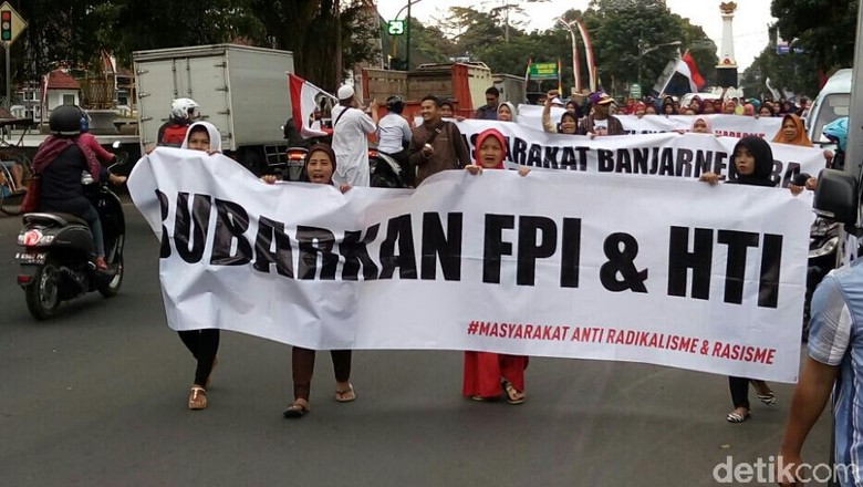 Puluhan Warga Banjarnegara Menyerukan Pembubaran FPI Puluhan Warga Banjarnegara Menyerukan Pembubaran FPI