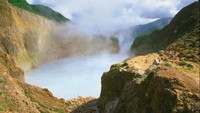 Danau Mendidih di Dominika secara teknis menjadi sumber air panas besar dengan suhu mencapai 93 derajat Celcius. Tempat terpanas berada di tengahnya hingga berbentuk awan uap melayang di atas permukaan. Tidak hanya panas, danau ini juga memiliki kedalaman 200 kaki atau 60 meter. Meski begitu, tidak ada orang yang cukup berani untuk menyelam dan memeriksanya.Foto: (CNN Travel)