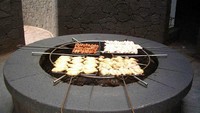 Mau coba makan di gunung berapi? Sensasi ini ada di restoran El Diablo, Spanyol. Anda bisa mencicip daging panggang yang dimasak di atas api magma gunung berapi. Wah, kayak apa ya rasanya? Foto: Istimewa