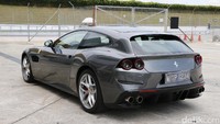 Mobil keluarga Ferrarti GTC4Lusso pun memiliki catatan buruk soal konsumsi BBM. Foto: Rangga Rahadiansyah